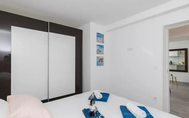 Apartment Semi - One Bedroom Apartment With Terrace and Sea View