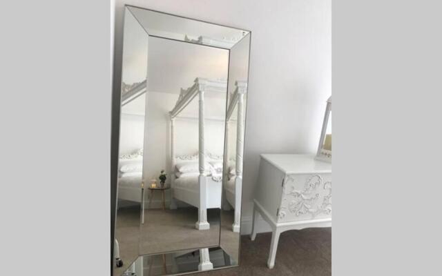 Beautiful newly refurbished 2 bed flat in devon