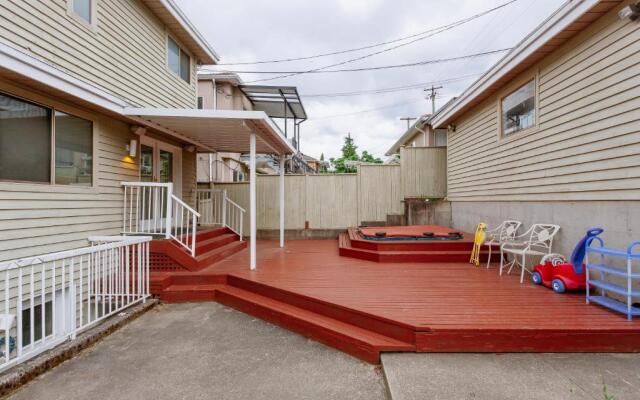 Convenient to Attractions & Close To Airport