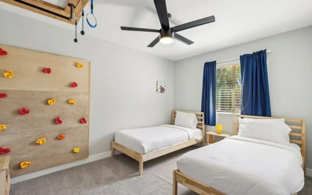 Red Mountain Retreat 5 BDR w/ Heated Pool!