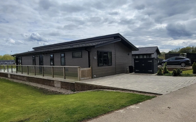 Luxury 2-bed Lodge in Routh, Sleeps 4 With Hot Tub