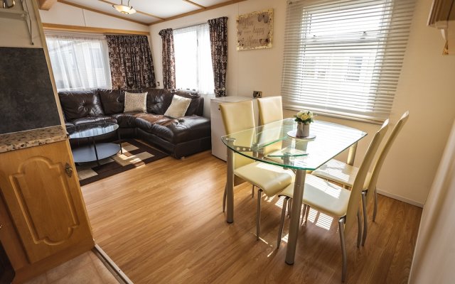 2 Bedroom Caravan in Lochlands Leisure Park