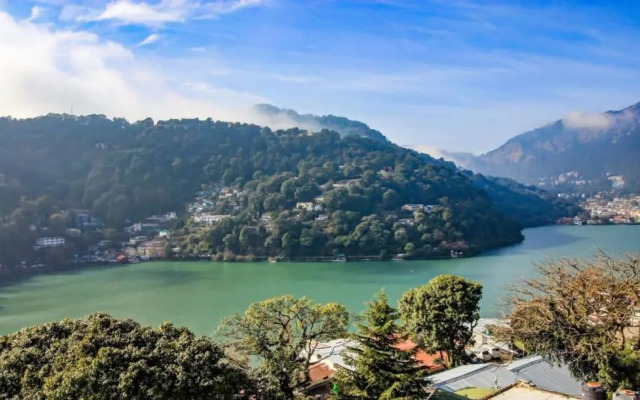Hotel Lake view Near Boat House