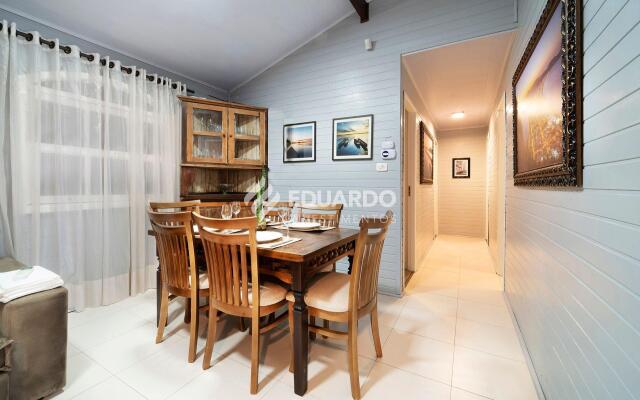 Piscina e jacuzzi a poucos metros do mar.