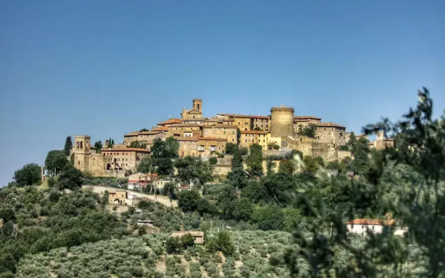 Splendid Farmhouse in Gualdo Cattaneo with Hot Tub