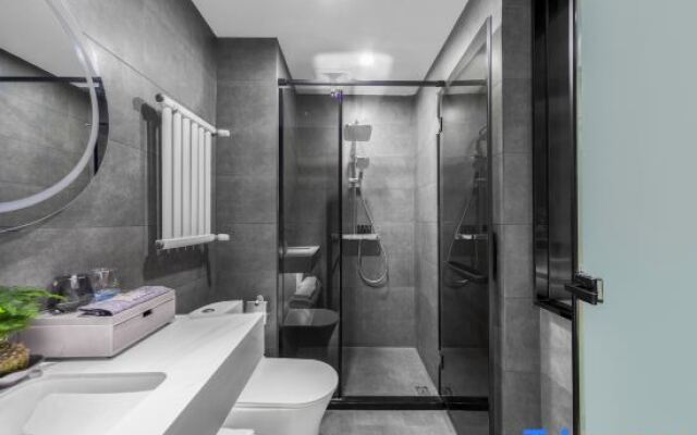 Yinlu Hotel (Zhengzhou Railway Station West Square Erqi Wanda Plaza)