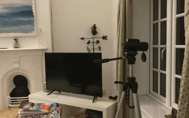 Seaviews oodles of charm sleeps 5 with guest beds