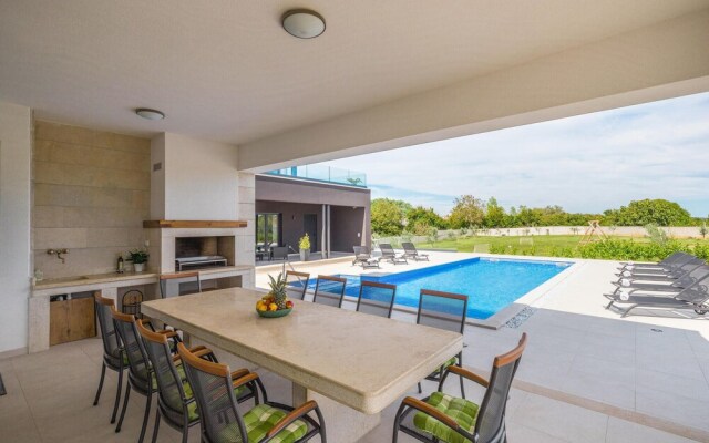 Stunning Home in Kujici With Sauna, Wifi and 5 Bedrooms
