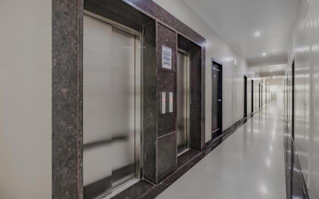 SPOT ON 72596 Royal Regency