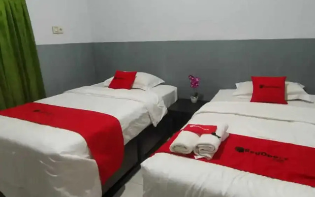 RedDoorz Plus near Alun Alun Sumenep