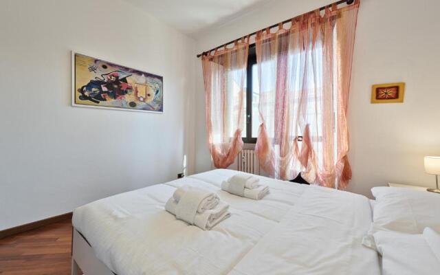 Vanchiglietta Colourful Apartment