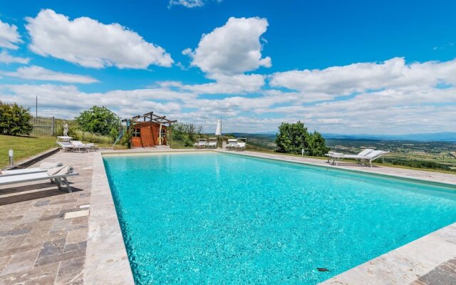 Exotic Villa in Sinalunga With Swimming Pool