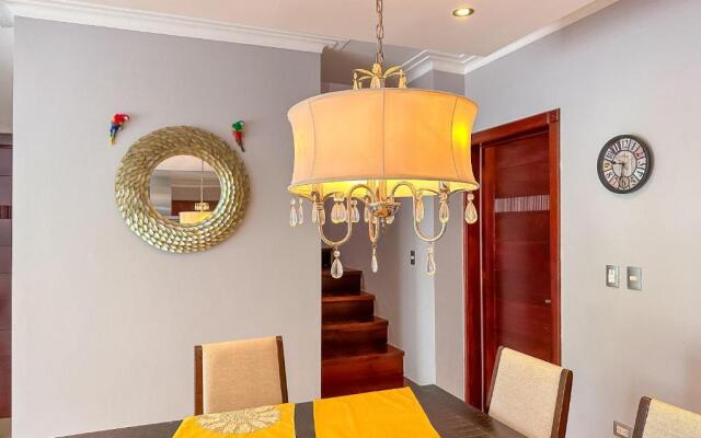 Incredible 3 BR Penthouse w BBQ Jacuzzi