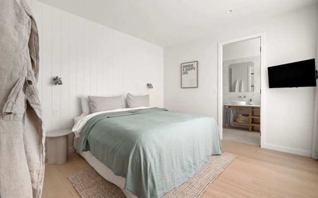 Rubus Green Berry - by Linnaeus Collection – Guest Rooms – Berry