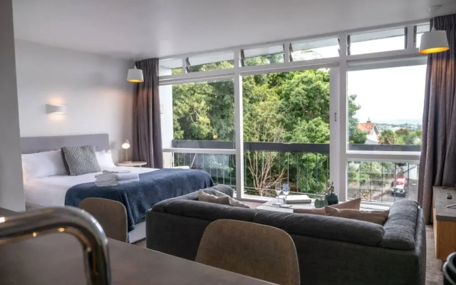 Centrally Located Light-filled Studio w/ Parking