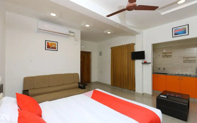 OYO 10701 Moukthi Apartment