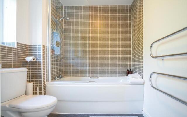 Rowsby Court - Stylish Apartment with Private Parking