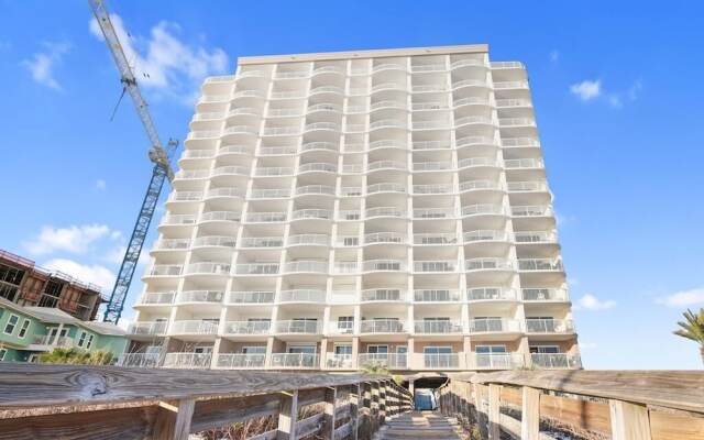 2br/2ba Sleeps 8, Beachfront w/ Pool