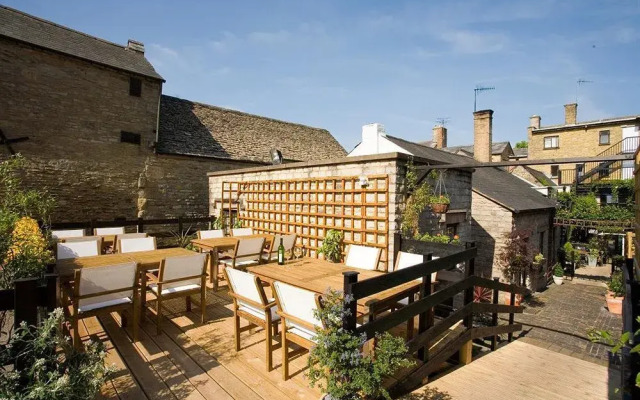 Crown & Cushion Hotel