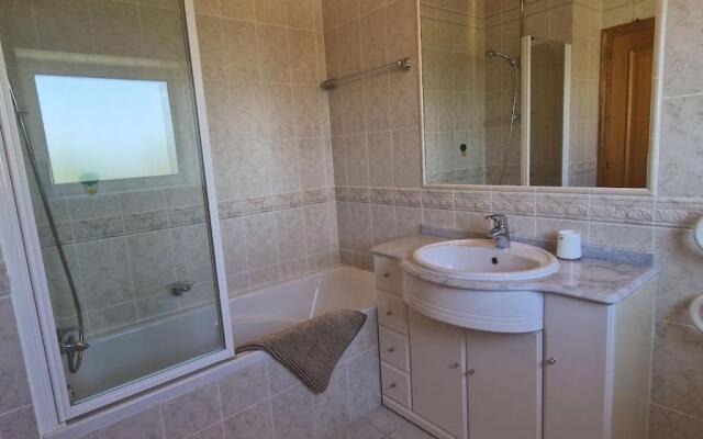 Spacious 3 bedroom apartment with seaview