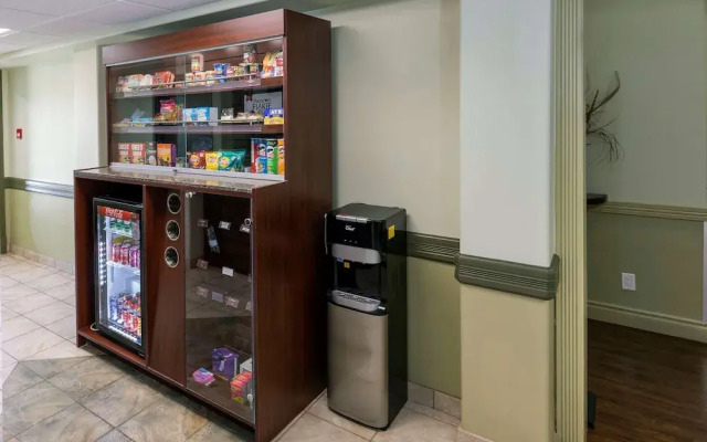 Days Inn & Suites Whitecourt