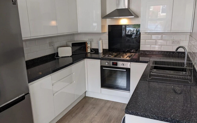 Beautiful and Spacious 4 Bedroom Home Armley Leeds
