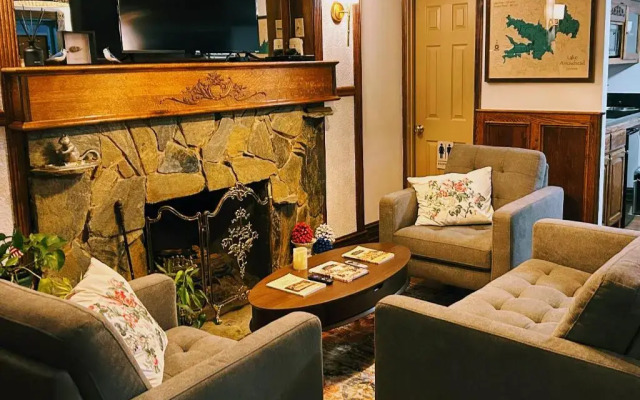 Arrowhead Lake Inn