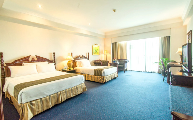 Sunlake Waterfront Resort and Convention