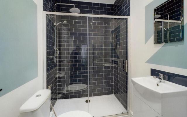 Contemporary 4BD Home nr Liverpool City Centre