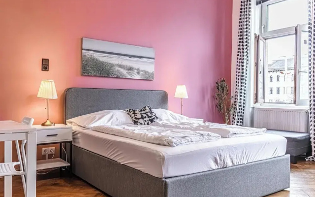 Chic 1BR Apartment Near AKH Center