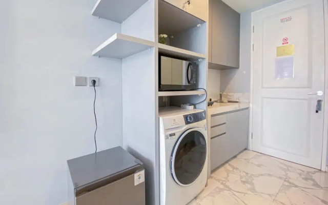 Minimalist and Cozy Studio at Apartment Art Deco