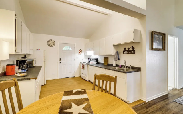 Wine Tours & Antiquing: Townhome Near Dtwn Brenham