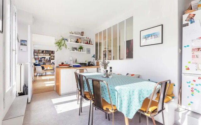 Warm and Homely Duplex Near Montmartre, Fits 5
