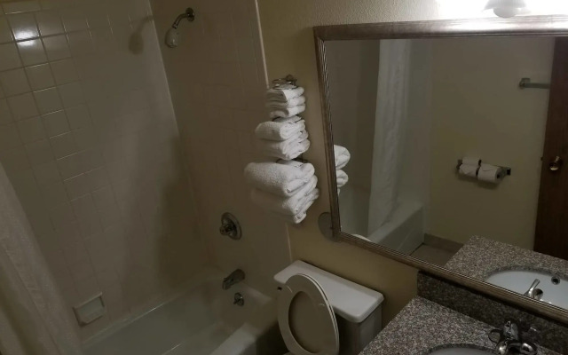 Clarion Pointe Bettendorf - Quad Cities