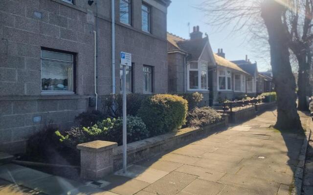 Lovely 2 Bedroom Apartment With Private Parking