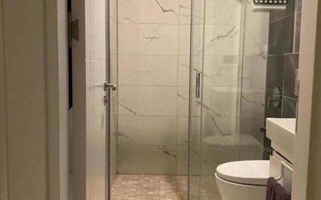 cozy 2 bedroom condo with pool and amenities