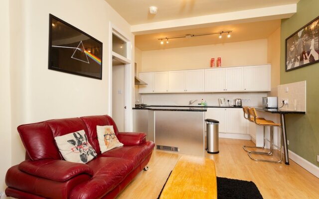 1 Bedroom Apartment Overlooking Park