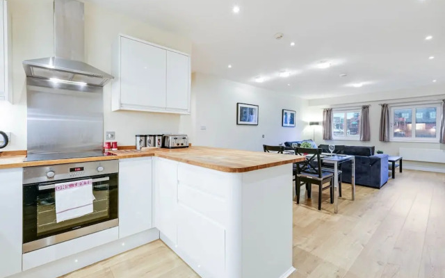 Luxury 3 Bedroom Apartment with Parking