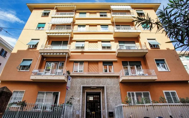Light Apartment in Albaro
