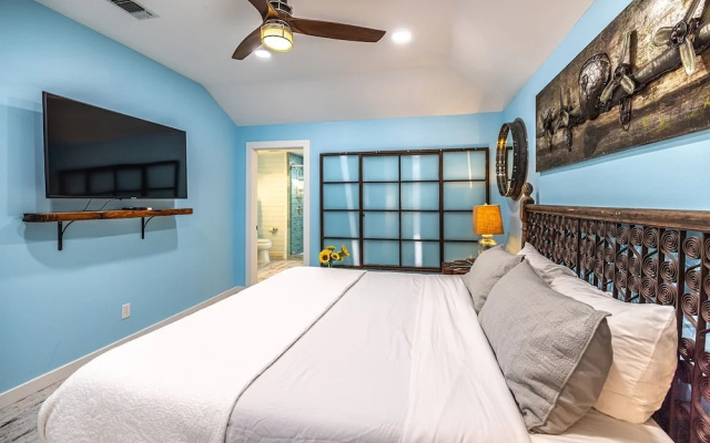 8852 Bay Pine 3 Bedroom Home by RedAwning