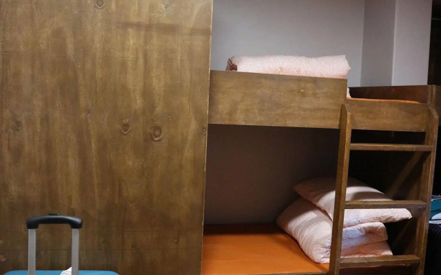 Zzzip Guest House - Hostel