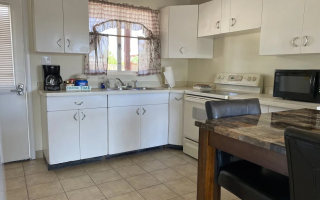 1 or 3 Bedroom Apartment with Full Kitchen