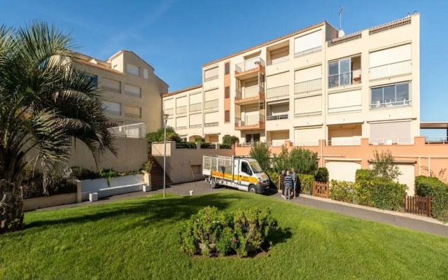Sunny Apartment by the Sea
