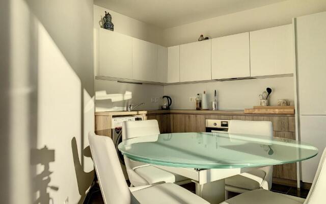 2br apartment with parking near Monaco