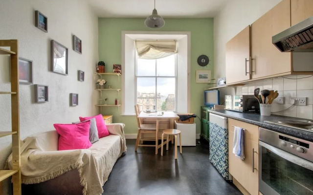 Bright And Central Flat, Directly Facing The Usher Hall