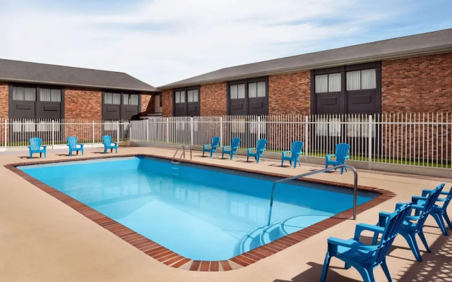 Super 8 by Wyndham Des Moines