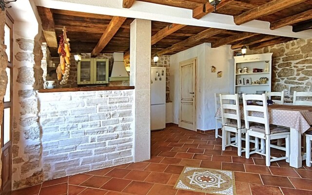 Rustic Villa in Dracevac With Outdoor Pool