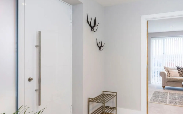 Stylish new Home With Parking - King Beds Garden