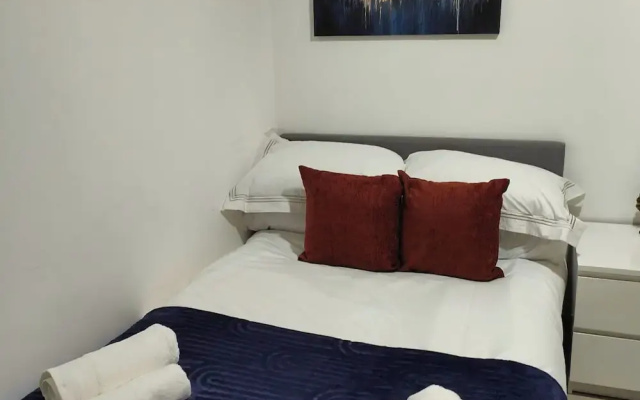 Leeds 3 Bed En-suites Apartment Retreat- Sleeps 9