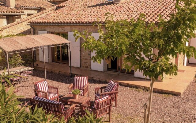 Stylish Villa in Fraissé-des-corbières With Swimming Pool